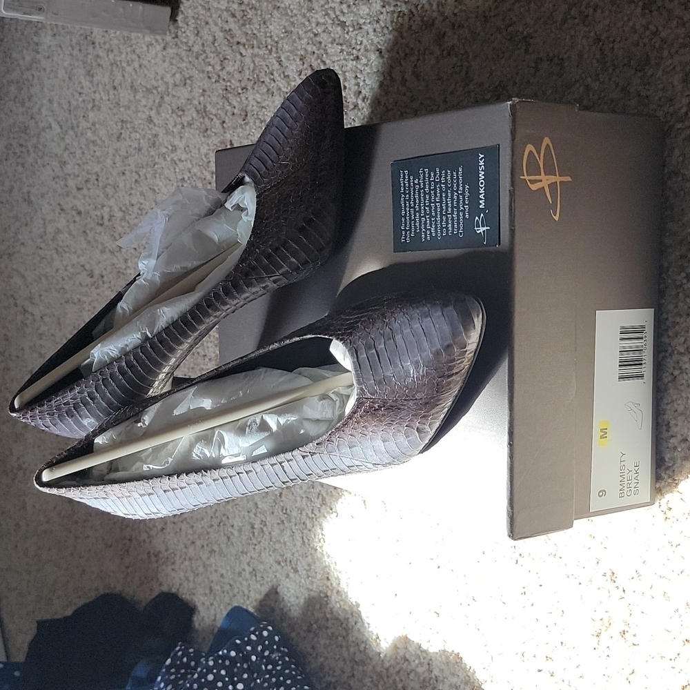 B Makowski grey snake skin pumps size 9